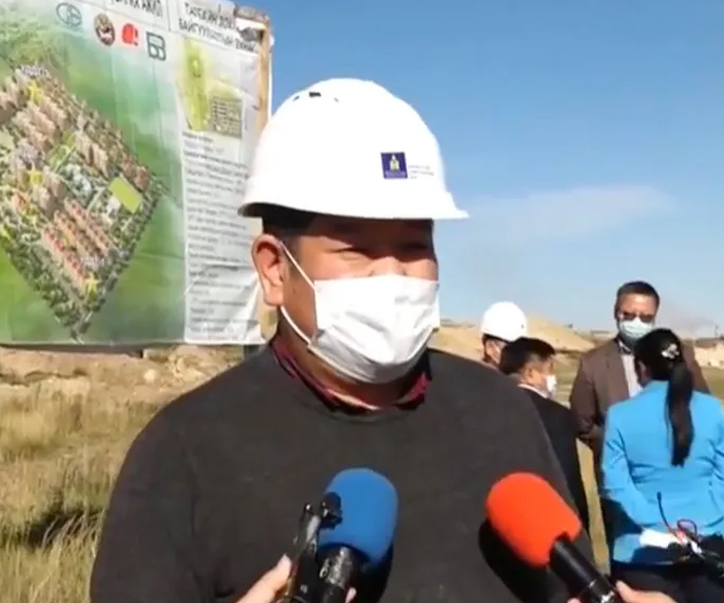 БАРИЛГА, ХОТ БАЙГУУЛАЛТЫН САЙД Б.МӨНХБААТАР ЭРДЭНЭТ ХОТОД АЖИЛЛАЖ БАЙНА